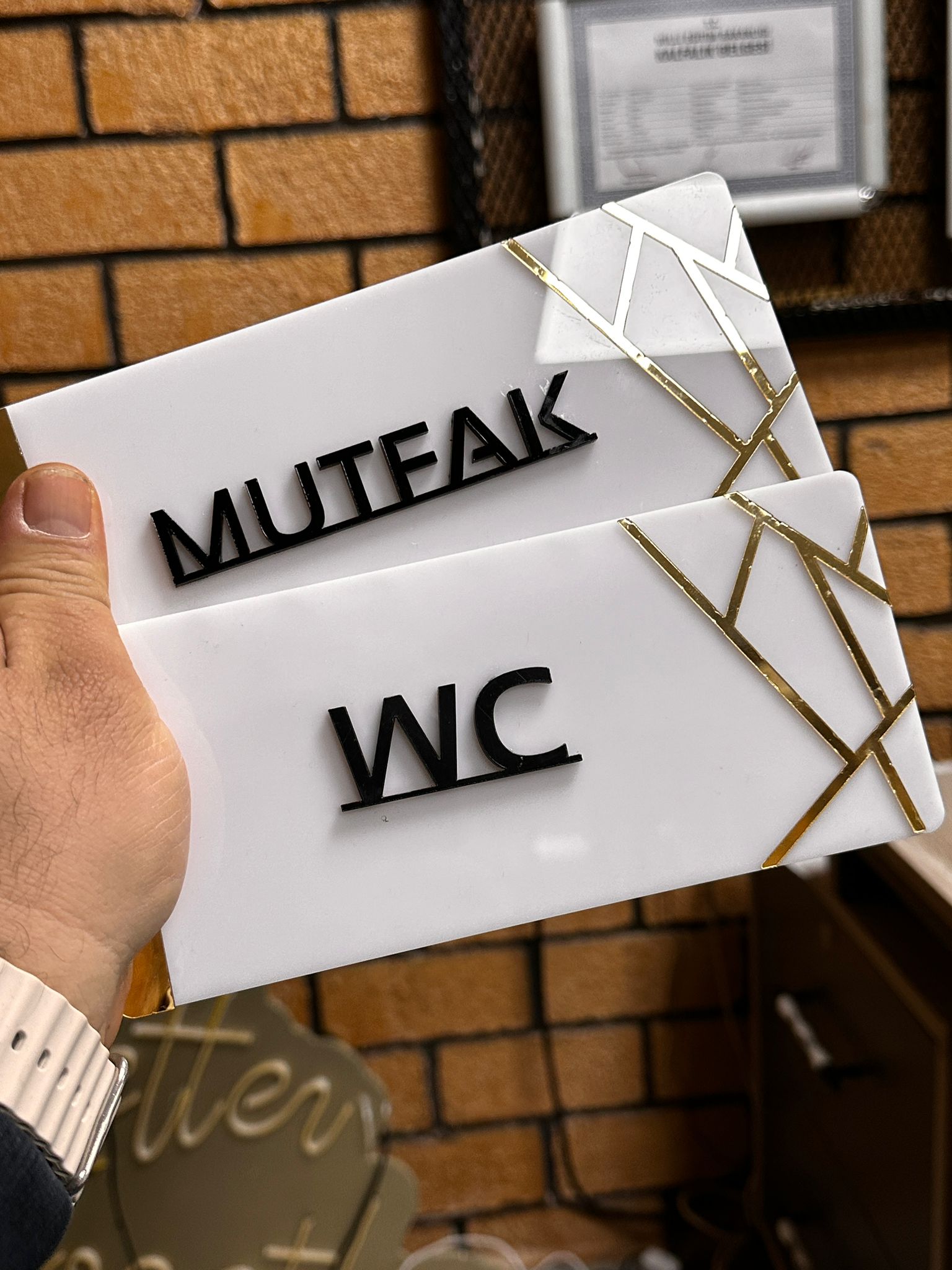 Pleksi Kapı İsimliği